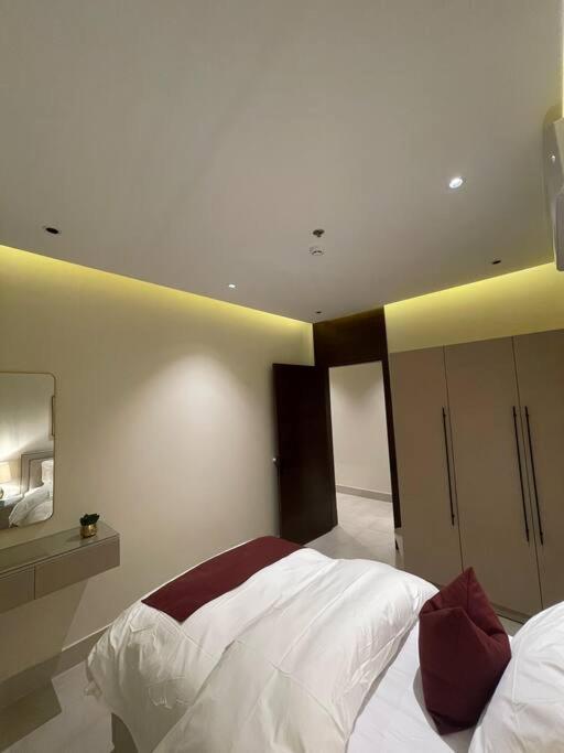 Apartment Lovely 3-bedroom Unit In *