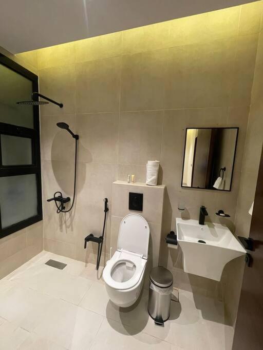 Apartment Lovely 3-bedroom Unit In *