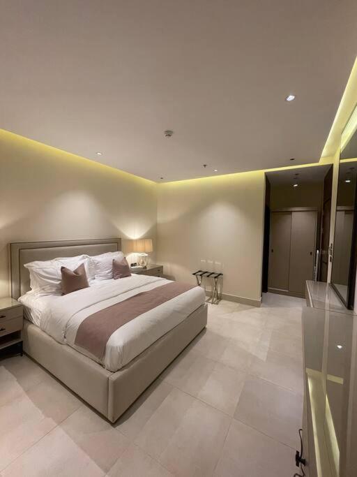 Lovely 3-bedroom Unit In *