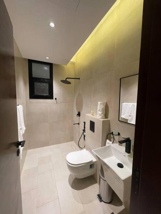 Lovely 3-bedroom Unit In *