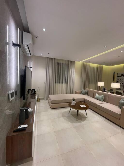 Apartment Lovely 3-bedroom Unit In *
