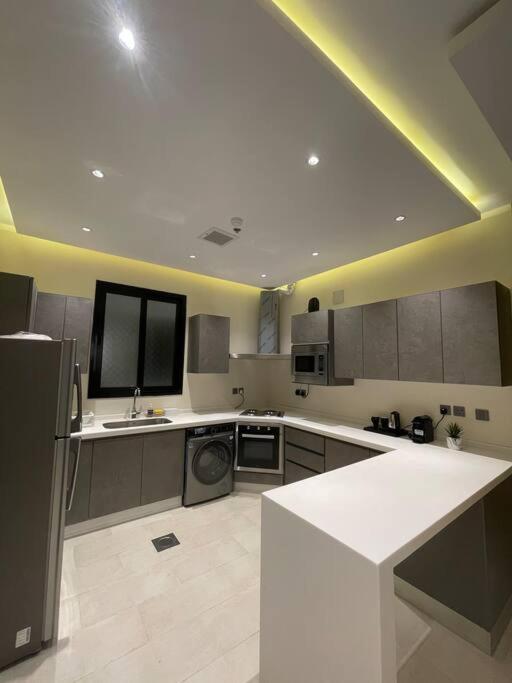 Lovely 3-bedroom Unit In Apartment *